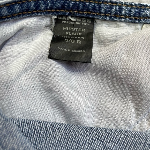 Express Jeans Womens 5/6 Hipster Flare Bell Bottom Y2K Low Cut 3 Button Hippie - Picture 5 of 6